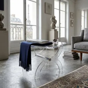 Tabouret musée en plexiglas épais